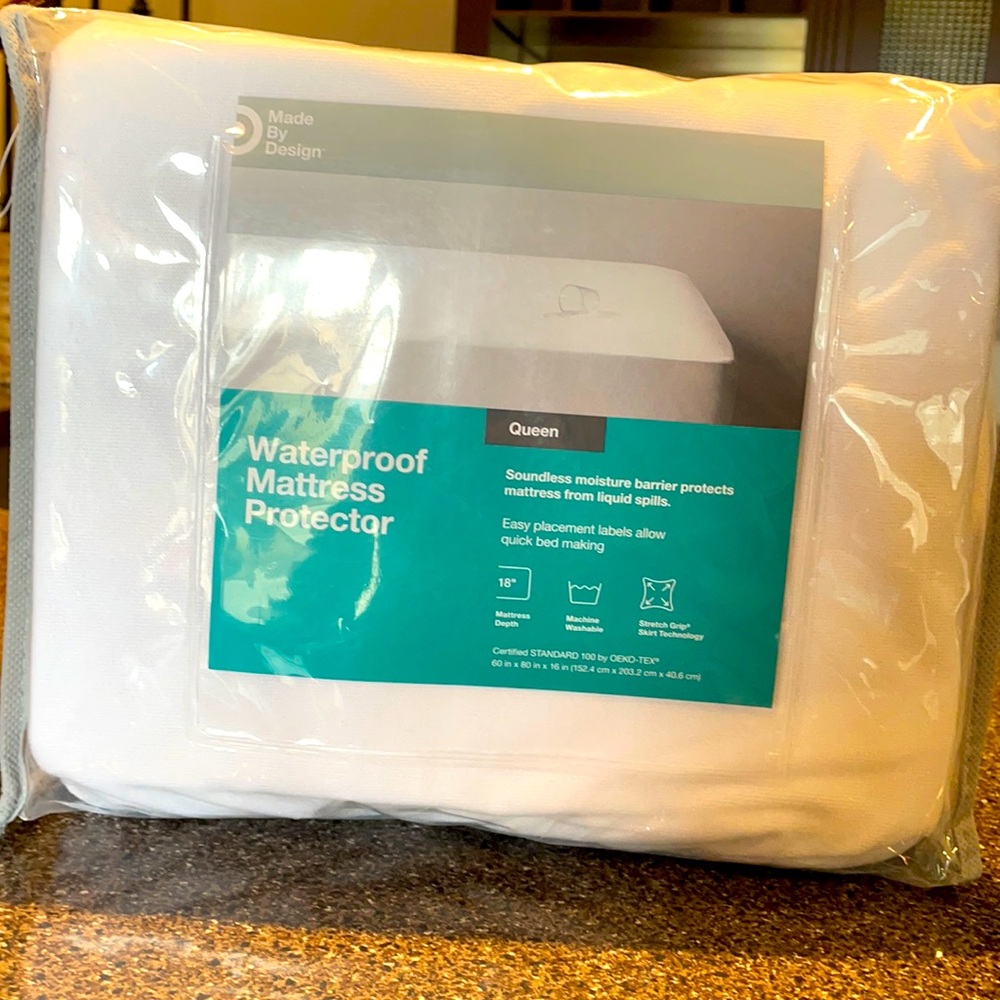Made by Design queen mattress protector, NEW
